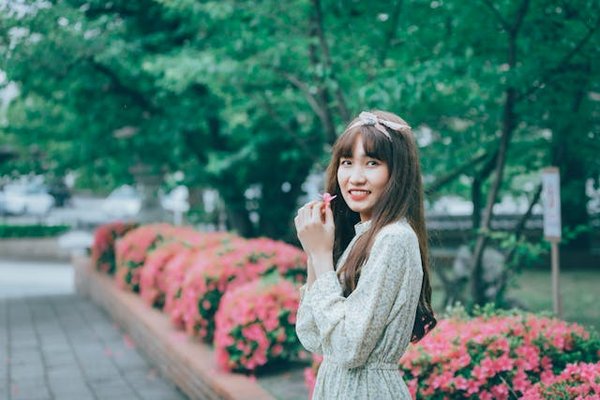 What Are the Best Practices for Wearing a Pencil Skirt in a Conservative Office?